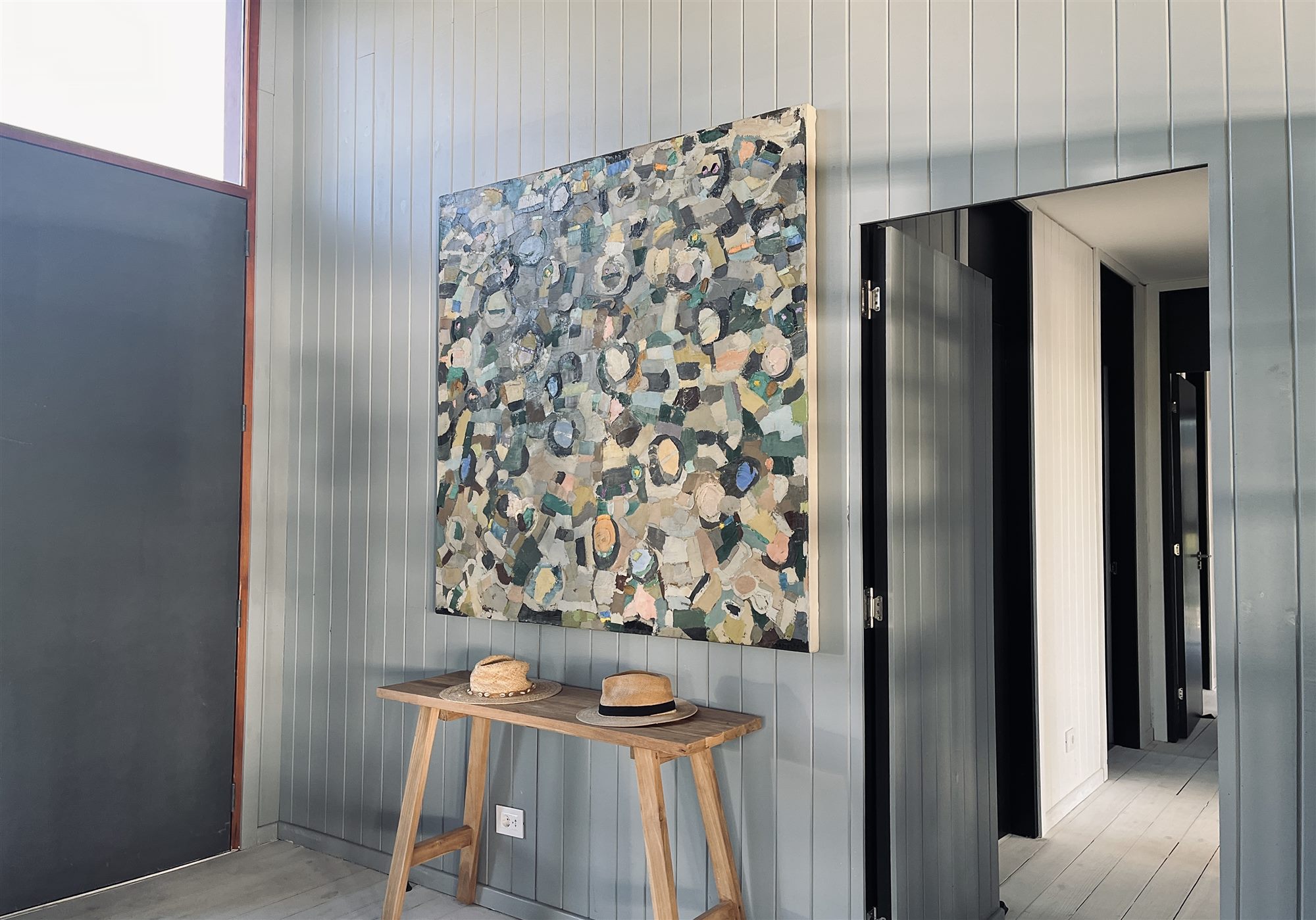 Casa de madera integrada al paisaje